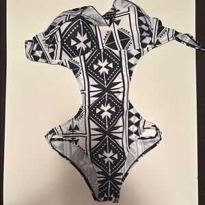 NWT One Piece Black and White Strapless swimsuit Bathing Suit Size Large
